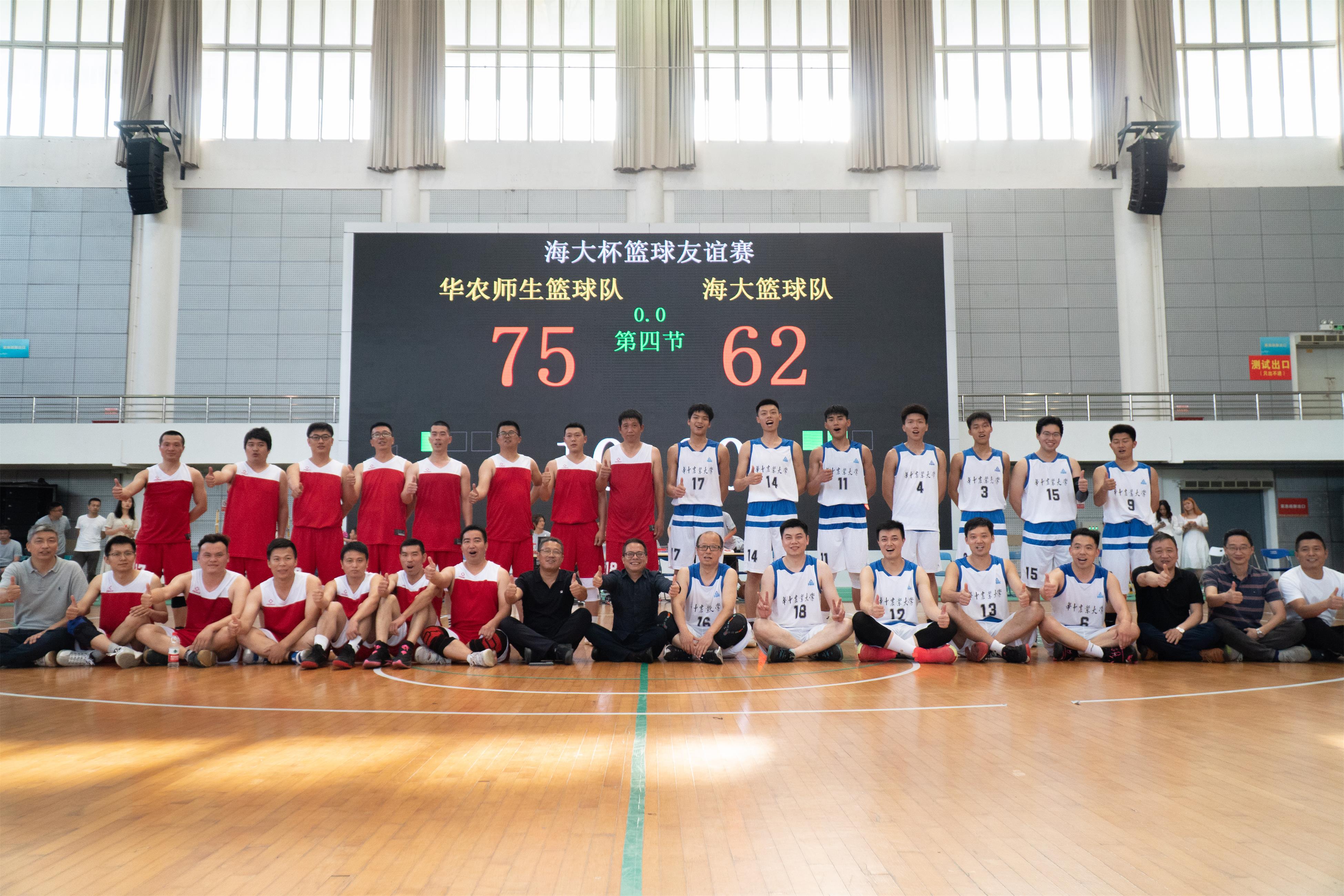 999策略白菜官方网站篮球队与海大篮球队合影（学通社记者 郎一阳 摄）